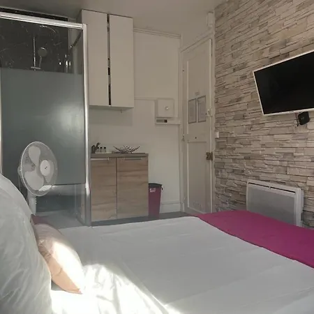 Petit Studette Sous Le Toit In The Heart Of The Fashion And Luxury District Apartamento *